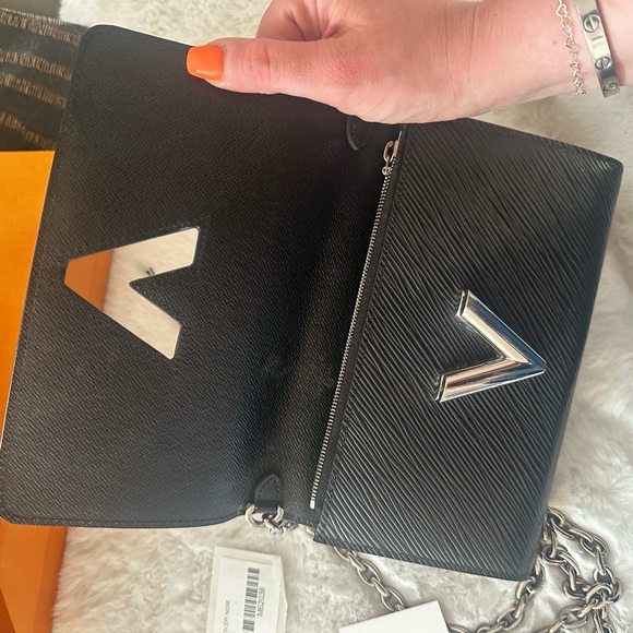 Louis Vuitton  Epi Twist Chain Wallet - Picture 9 of 12